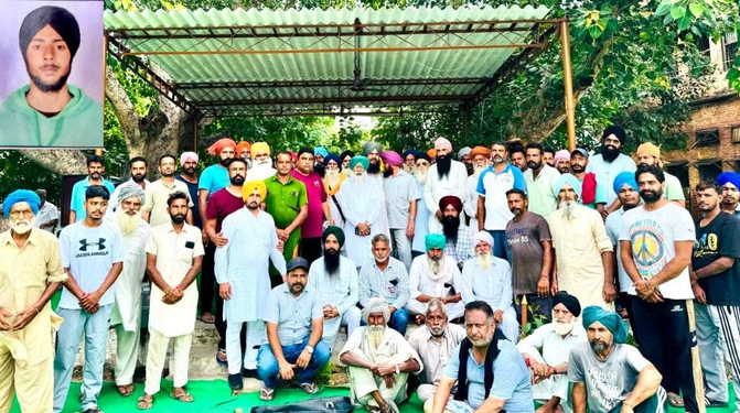 विरोध जताते ग्रामीण, मृतक की फाइल फोटो।