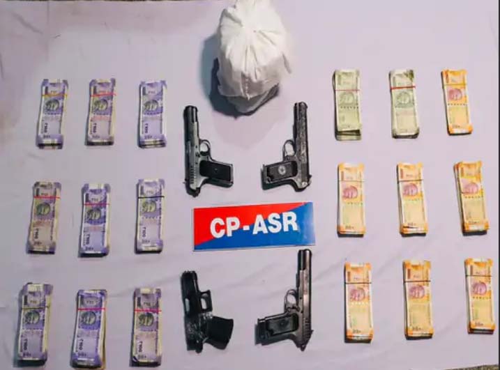 आरोपियों से जब्त हथियार, ड्रग मनी और हेरोइन।