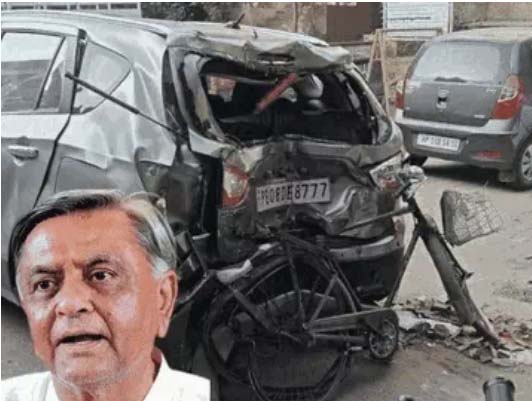 घटना में क्षतिग्रस्त हुई युवती की गाड़ी और घायल हॉकर की साइकिल। इनसेट में पूर्व मंत्री मनोरंजन कालिया की फोटो।