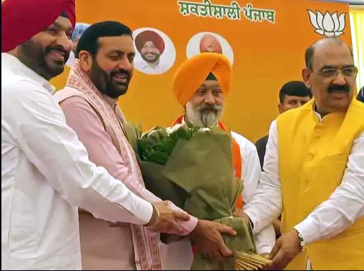 शिरोमणि अकाली दल नेता दलजीत सिंह चीमा को पार्टी में शामिल करवाते हुए हरियाणा के मुख्यमंत्री नायब सिंह सैनी, केंद्रीय राज्य मंत्री नवनीत सिंह बिट्टू व भाजपा कार्यकारी अध्यक्ष अश्वनी शर्मा।