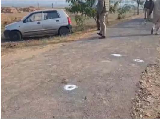 एनकाउंटर स्थल पर मौजूद पुलिस और गैंगस्टर की कार