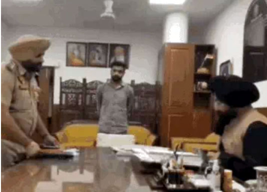 पंजाब SC कमीशन के चैयरमैन जसबीर सिंह गढ़ी को जानकारी देते डीएसपी कपूरथला।