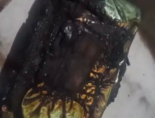 हादसे के बाद फटे मोबाइल की फाइल फोटो।