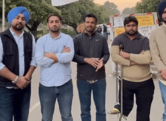 पंजाब यूनिवर्सिटी चंडीगढ़ बंद करने संबंधी जानकरी देते हुए स्टूडेंट नेता।