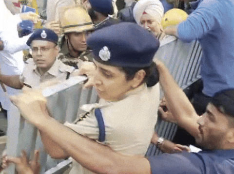 प्रदर्शनकारियों को रोकने के लिए गेट पर चढ़ीं चंडीगढ़ की SSP कंवरदीप कौर। बैरिकेडिंग तोड़ने पर पुलिस ने स्टूडेंट्स पर लाठीचार्ज किया।