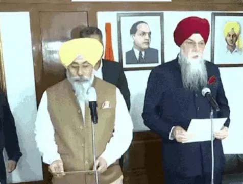 आम आदमी पार्टी के विधायक हरमीत सिंह संधू शपथ लेते हुए।