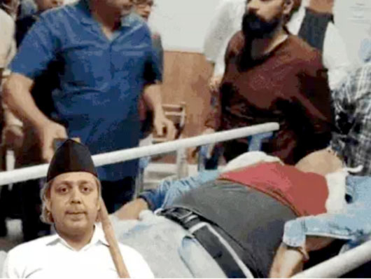 नवीन को घायल हालत में फिरोजपुर के सिविल अस्पताल ले जाते लोग। (इनसेट में गणवेश में नवीन का फाइल फोटो)