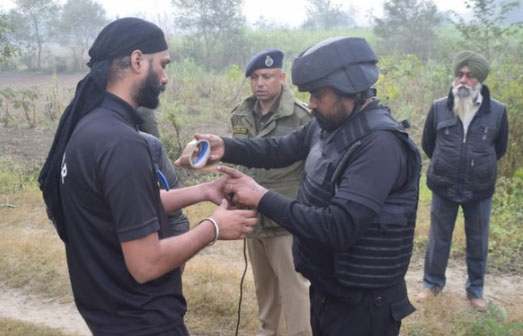 बम डिफ्यूज करते जवान।