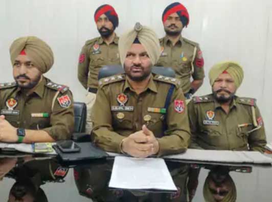 आरोपी को पकड़ने वाली पुलिस की टीम।