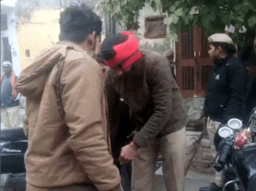 संदिग्ध घरों और वाहनों की तलाशी करती पुलिस।