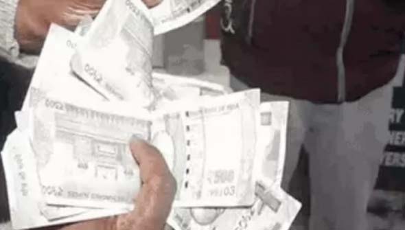 एटीएम से निकले फर्जी नोट।