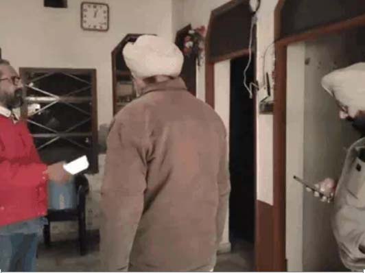 चोरी के बाद घर पर पहुंची पुलिस।