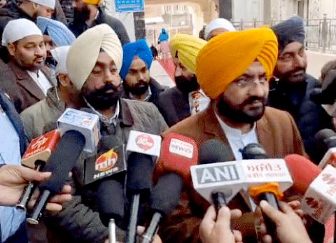 पंजाब सरकार के कैबिनेट मंत्री तरुणप्रीत सिंह सौंध स्पष्टीकरण देने के बाद मीडिया से बात करते हुए।