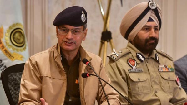 पत्रकारों से बात करते डीजीपी गाैरव यादव