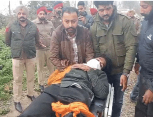 मुठभेड़ में घायल हुए बदमाश को लेकर जाती पुलिस।