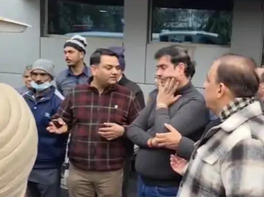 मेयर विनीत धीर अपने पिता के शव को अस्पताल से घर लेजाते हुए।
