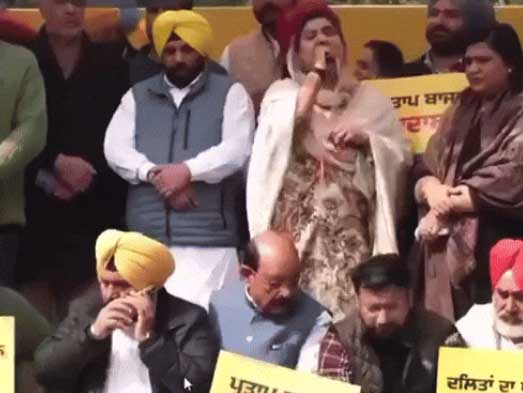 चंडीगढ़ में प्रदर्शन के दौरान नकोदर विधायक इंद्रजीत कौर कांग्रेस के खिलाफ बोलती हुईं।