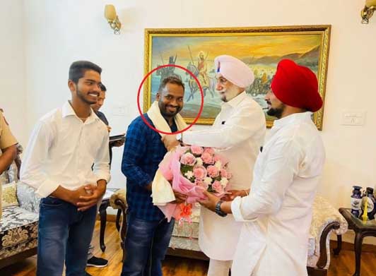 गुरदासपुर के सांसद सुखजिंदर सिंह रंधावा के साथ गिरफ्तार नेता कालू (लाल घेरे में) की तस्वीर सामने आई है।