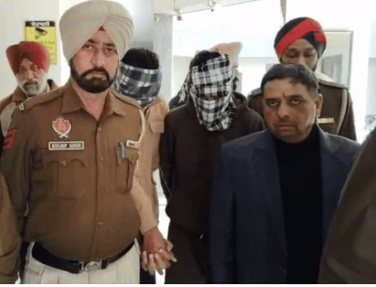 गुरदासपुर में पुलिस ने 55 करोड़ रुपए की हेरोइन समेत 2 आरोपियों को गिरफ्तार किया है।