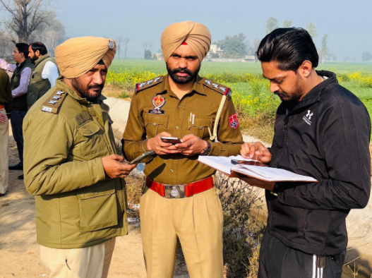 मुठभेड़ स्थल पर पुलिस और साआईए स्टाफ