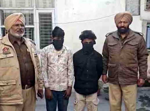 पुलिस की गिरफ्त में दोनों आरोपी।