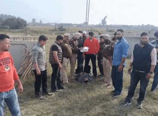 शूटर आकाश का बयान लेती पुलिस।