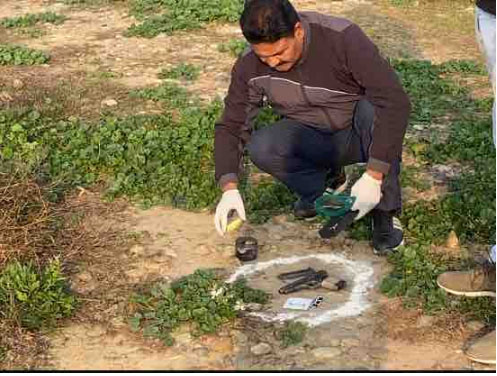आरोपियों के पास से पिस्तौल मिली।