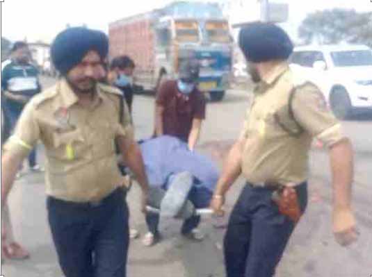 जालंधर में कार ने मारी बाइक को टक्कर, युवक की मौत, स्थानीय लोगों ने पुलिस को दी सूचना।