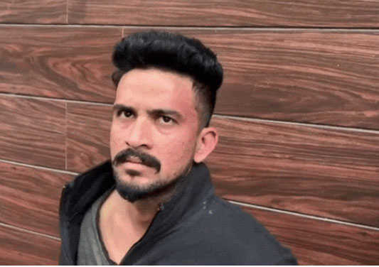 लोगों ने पकड़ा गया चोर, जो व्यक्ति का मोबाइल छीनकर भाग रहा था।