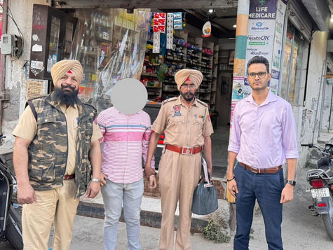 मेडिकेयर दुकान का मालिक गिरफ्तार किया