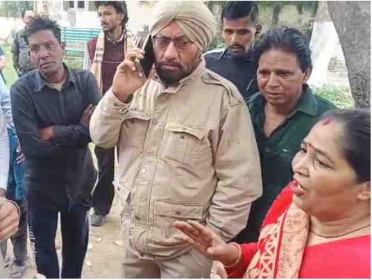 जालंधर में महिला से बालियां छीनने के बाद मौके पर पहुंची पुलिस।