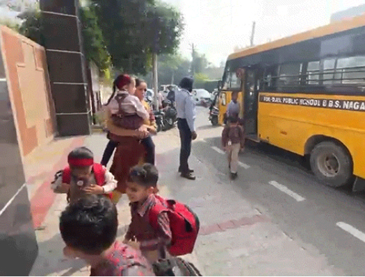 DAV पब्लिक स्कूल लुधियाना, जहां बच्चों लेने पहुंचे परिजन। बस से उतरते हुए बच्चे।