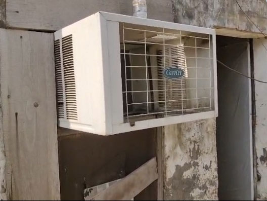 नकोदर में एसी चोरी के बाद खाली पड़ा डिब्बा।