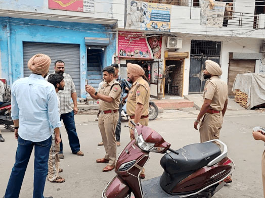 संदिग्ध की फोटो खींचते पुलिस कर्मचारी।