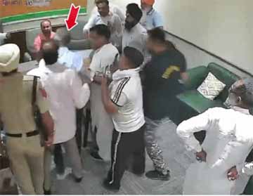 भाजपा के बलाचौर दफ्तर में हंगामा करते आप वर्कर और मोबाइल छीनने की कोशिश करते एमएलए डॉक्टर सुक्खी।