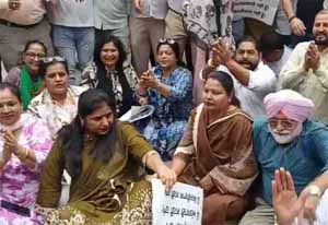 सीपी दफ्तर के बाहर प्रदर्शन करते भाजपा कार्यकर्ता।