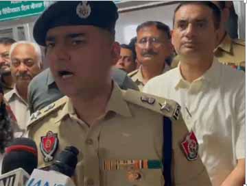 होशियारपुर के एसएसपी संदीप कुमार मलिक ने बताया कि पुलिस ने बचाव में कैदी पर हमला किया था।