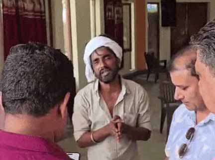पकड़े जाने पर लोगों से माफी मांग हाथ जोड़ता हुआ चोर।