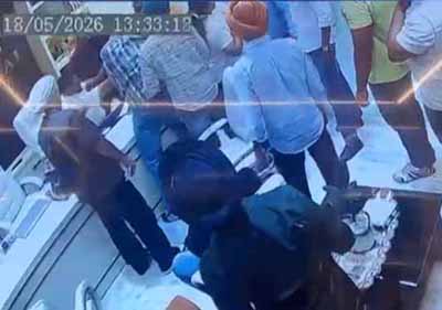ट्रैवल एजेंट को खींचकर ले जाते समय की CCTV फुटेज।