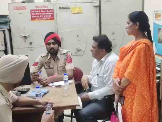 पुलिस से शिकायत करते पीड़ित।