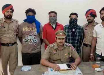 पुलिस की गिरफ्त में आरोपी।