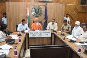 जालंधर में अधिकारियों के साथ बैठक करते संत सीचेवाल।