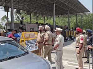 लाडोवाल टोल प्लाजा पर तैनात पुलिस बल।