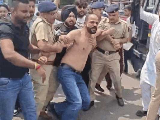 यूथ कांग्रेस के कार्यकर्ताओं को गिरफ्तार करते हुए पुलिस।