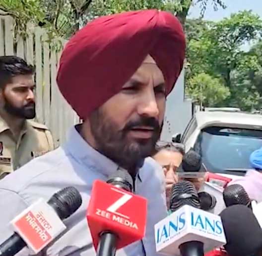 कांग्रेस प्रधान अमरिंदर सिंह राजा वड़िंग मीडिया से बातचीत करते हुए।