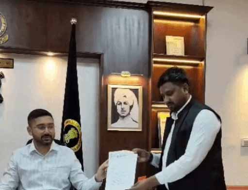 जालंधर के डीसी वरजीत वालिया को मेमोरेंडम देते एडवोकेट नईम खान।