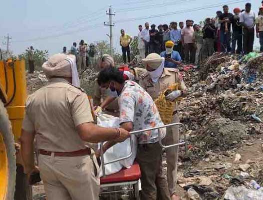 जालंधर में कूड़े के डंप से लाश निकालती पुलिस।