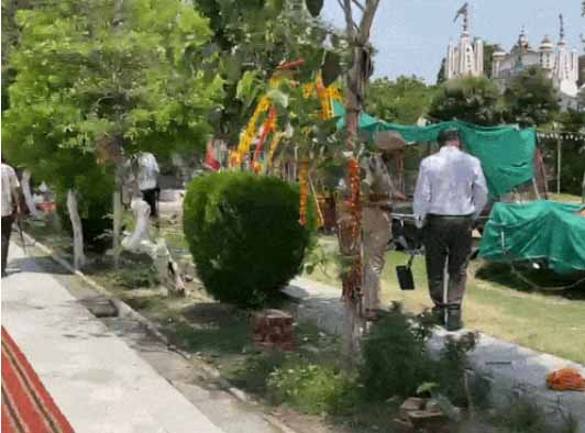 देवी तलाब मंदिर जालंधर में तलाशी लेती पुलिस।