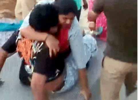 गोली लगने के बाद मौके पर पड़ा युवक, परिजन उसे संभालते हुए।