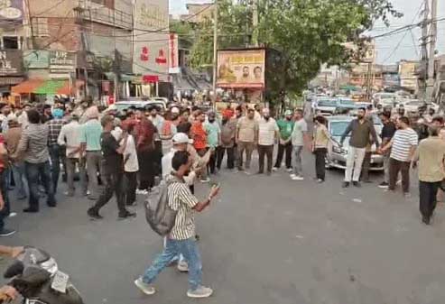 जालंधर में दुकानदारों ने लगाया जाम।